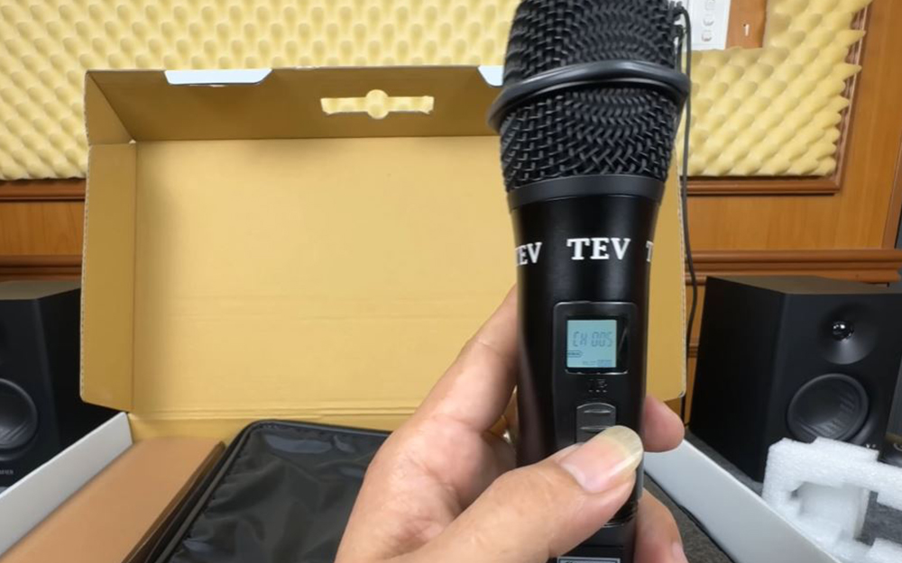 Tay cầm micro TEV TR-8100 dành cho loa kéo